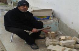 شح المحروقات وغلاء أسعارها يجبر اللاجئين الفلسطينيين في النيرب على استخدام الحطب في التدفئة 
