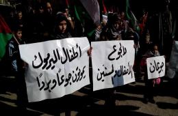 مظاهرة في مخيم اليرموك تطالب برفع الحصار وإدخال المساعدات الغذائية 