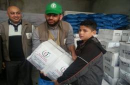 قافلة "المرحمة" توزع مساعداتها على اللاجئين الفلسطينيين والسوريين في كلس التركية
