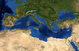 غرق قارب يقل أكثر من 200 مهاجر في البحر المتوسط