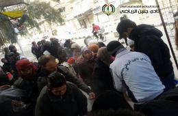 "نادي جنين الرياضي" يوزع وجبات غذائية على عدد من المحاصرين في اليرموك