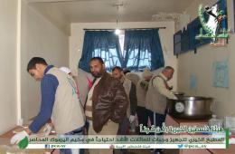 هيئة فلسطين الخيرية تجهز وجبات الطعام وتوصل المياه للأهالي في مخيم اليرموك المحاصر 