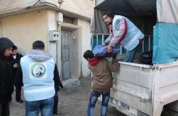 مؤسسة إغاثية تركية توزع فحم التدفئة على الفلسطينيين في مركز الإيواء المؤقت في كلس 