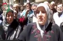 العشرات من نساء مخيم اليرموك يتظاهرن تنديداً بالقصف والحصار