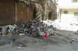 تراكم النفايات يهدد بانتشار الأمراض في مخيم اليرموك المحاصر