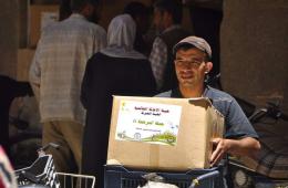 	توزيع بعض المساعدات الإغاثية على الأهالي النازحين من اليرموك 