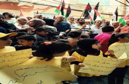 فلسطينيو سورية يعتصمون أمام مكتب الاونروا في مخيم برج البراجنة 