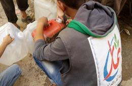 "ثمار الخيرية" توزع المياه على النازحين من اليرموك في يلدا وببيلا