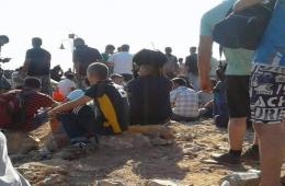 لليوم الثاني على التوالي المئات من اللاجئين العالقين على أحد الجزر اليونانية  بلا ماء ولا طعام 