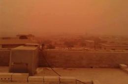 أبناء مخيم النيرب يشكون انقطاع الكهرباء والماء في ظل عاصفة رملية تضرب المنطقة مع ارتفاع درجات الحرارة 