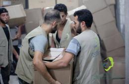 إدخال بعض المساعدات الإنسانية لنازحي مخيم اليرموك في البلدات المجاورة وهيئة فلسطين تستمر بتقديم الدواء لهم