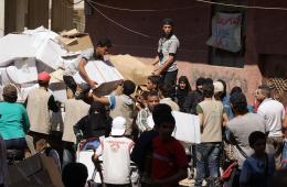 توزيع مساعدات إنسانية على أبناء مخيم اليرموك في بلدة يلدا والعاصمة دمشق 