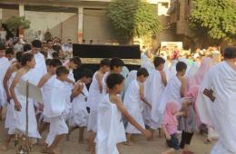 أطفال مخيم اليرموك يشاركون في نشاط مراسم الحج في بلدة يلدا المجاورة للمخيم المحاصر 
