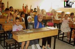 توزيع اللوازم المدرسية على طلاب مدرسة الجرمق في مخيم اليرموك والمجموعة ترصد معوقات عدة تواجه العملية التعليمية  