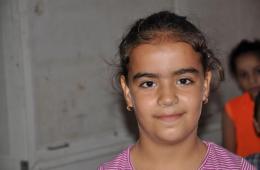 الطفلة آية إبراهيم من مخيم اليرموك صارت وحيدة بعد موت أبيها في سورية