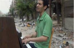 عازف بيانو فلسطيني سوري يغني عن مخيم اليرموك في ألمانيا