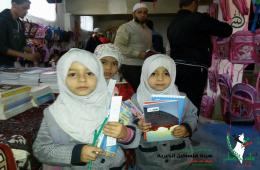 هيئة فلسطين الخيرية توزع اللوازم المدرسية على طلاب مخيم اليرموك النازحين في البلدات المجاورة 