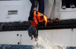 غرق أربعة أطفال إثر انقلاب مركب يقل مهاجرين من تركيا نحو اليونان 