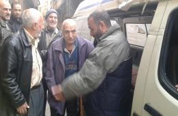 محاصرو اليرموك يسمحون لمسن فلسطيني بمغادرة المخيم لتلقي العلاج خارجه