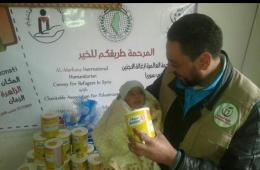 حملة المرحمة توزع "حليب الأطفال" على العائلات النازحة من اليرموك 