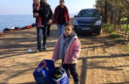 وصول مجموعة من العائلات الفلسطينية السورية إلى اليونان بحراً والوفاء الأوروبية تقدم مساعداتها لهم