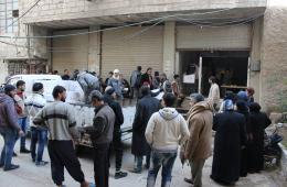 توزيع بعض المساعدات الطبية على النازحين من مخيم اليرموك إلى يلدا المجاورة 
