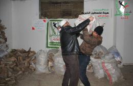 هيئة فلسطين الخيرية توزع مادة الحطب على أهالي اليرموك الباقين في المخيم والنازحين عنه الى المناطق المجاورة