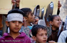 وقفة تضامنية للمحاصرين في مخيم اليرموك مع المحاصرين في مضايا 