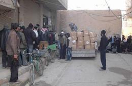جفرا  تستمر بتوزيع المساعدات الغذائية على العائلات النازحة من مخيم اليرموك إلى بلدة يلدا 