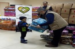 توزيع بعض المساعدات على فلسطينيي سورية في مخيم برج البراجنة 