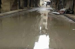تحذيرات من انتشار الأمراض نتيجة انسداد مجاري الصرف الصحي في مخيم اليرموك المحاصر 