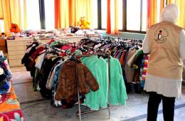 الخيرية تستكمل المرحلة الثانية من توزيع الألبسة الشتوية على فلسطينيي سورية في منطقة وادي الزينة بلبنان