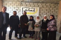 لجنة فلسطينيي سورية في لبنان تكرم طالبتين متفوقتين في مركز إنساني بصيدا  