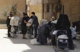 توزيع بعض المساعدات الإغاثية على عائلات النازحة من مخيم اليرموك للبلدات المجاورة
