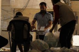 راجعين (4) توزع طرود غذائية على أهالي مخيم اليرموك في يلدا