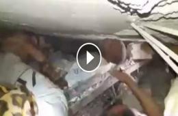 ‏فيديو‬ || عملية انتشال أحد جرحى القصف الذي استهدف ‫ ‏مخيم خان الشيح‬ فجر اليوم