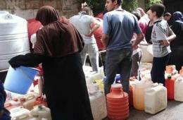 أهالي مخيم اليرموك يشكون نقصاً حاداً بالماء وتراكم النفايات في شوارعه