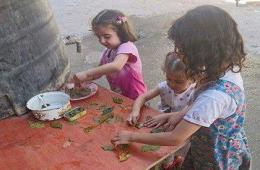 داعش يسمح بإدخال بعض المواد الغذائية لمنطقة الريجة بمخيم اليرموك 