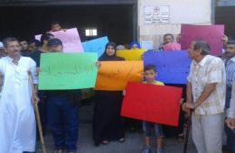 فلسطينيو سورية يعتصمون أمام مقر الصليب الأحمر في مخيم عين الحلوة