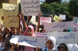 أهالي مخيم خان الشيح يعتصمون أمام مركز الأونروا للمطالبة بفتح مراكزها التعليمية والصحية 