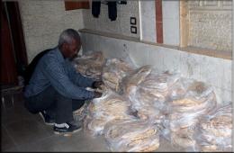 إعادة توزيع مادة الخبز على أهالي اليرموك في يلدا 