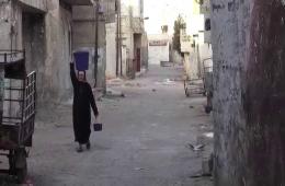 قوات النظام تقصف مخيم درعا بأسطوانات الغاز المتفجرة