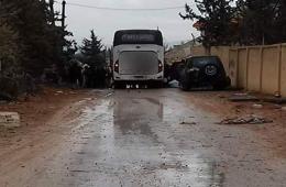 استمرار ترحيل الناشطين والإغاثيين من مخيم خان الشيح وولادة طفلة في إحدى الحافلات المتجهة إلى إدلب 