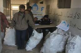 توزيع أخشاب التدفئة على أهالي مخيم اليرموك 