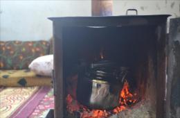 الحصار يجبر أهالي مخيم اليرموك حرق ملابسهم وأثاث منازلهم للتدفئة 