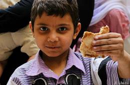 انقطاع مادة الخبز عن الأهالي المحاصرة في مخيم اليرموك