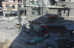 دمار عدد من الأبنية في مخيم اليرموك بعد قصف النظام يوم أمس 