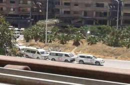 الدفعة الأولى من جرحى تحرير الشام وذويهم يغادرون مخيم اليرموك إلى إدلب 