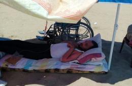 فلسطيني سوري يعاني المرض يلتحف السماء وينام على شاطئ البحر هرباً من جحيم الموت في مخيم عين الحلوة