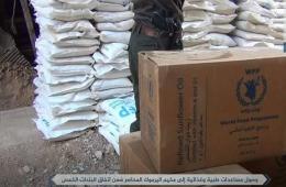 "هيئة تحرير الشام" توزع مساعدات الهلال الأحمر على المدنيين المحاصرين غربي مخيم اليرموك 